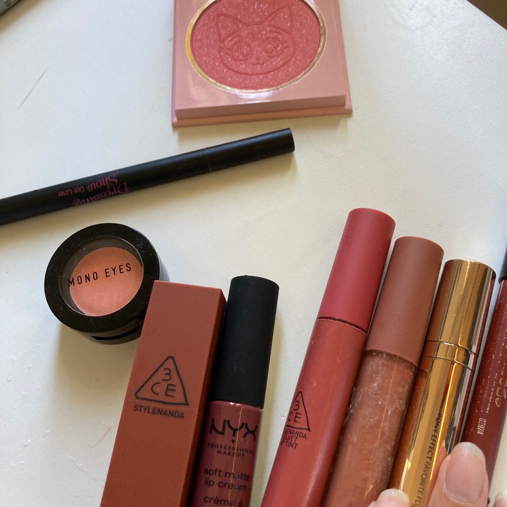 kbeauty + other makeup bundle valued at $100 USD +